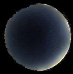 Bilstein/Hoher Vogelsberg; 30 s, f/3.5, 18 mm, ISO 1600; 22:16 MESZ (nach Ende der Astronomischen Dämmerung); Uranus Kometen Jupiter Sternspuraufnahmen Himmelsgewölbe Neptun Feuerkugeln Wetterlage Pluto Optik
